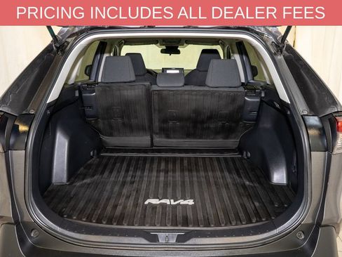 Used 2021 Toyota RAV4 LE AWD/4WD image 5