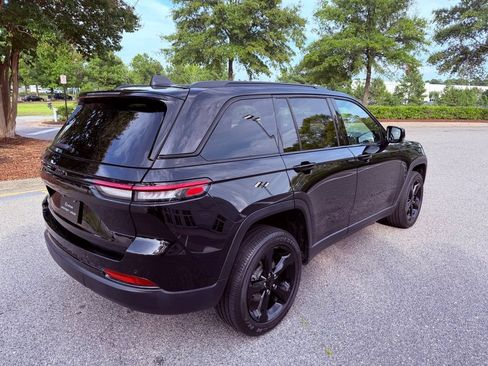 Used 2023 Jeep Grand Cherokee Altitude RWD image 13