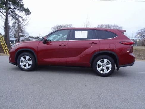 Used 2023 Toyota Highlander LE image 2