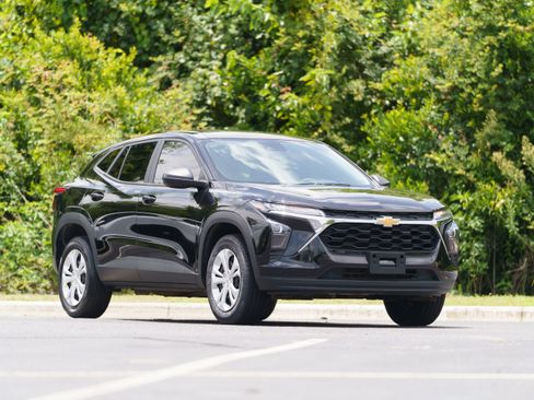 Used 2024 Chevrolet Trax LS FWD image 35