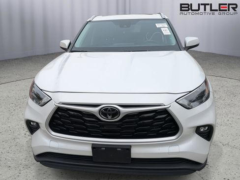 Used 2022 Toyota Highlander XLE AWD/4WD image 5
