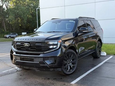 Used 2025 Ford Expedition Platinum w/ Stealth Appearance Package AWD/4WD image 2