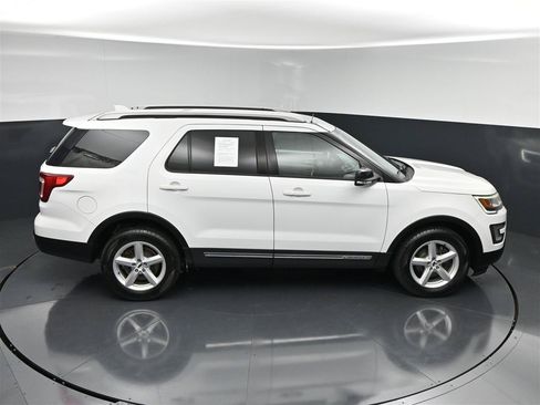 Used 2017 Ford Explorer XLT w/ Equipment Group 201A AWD/4WD image 22