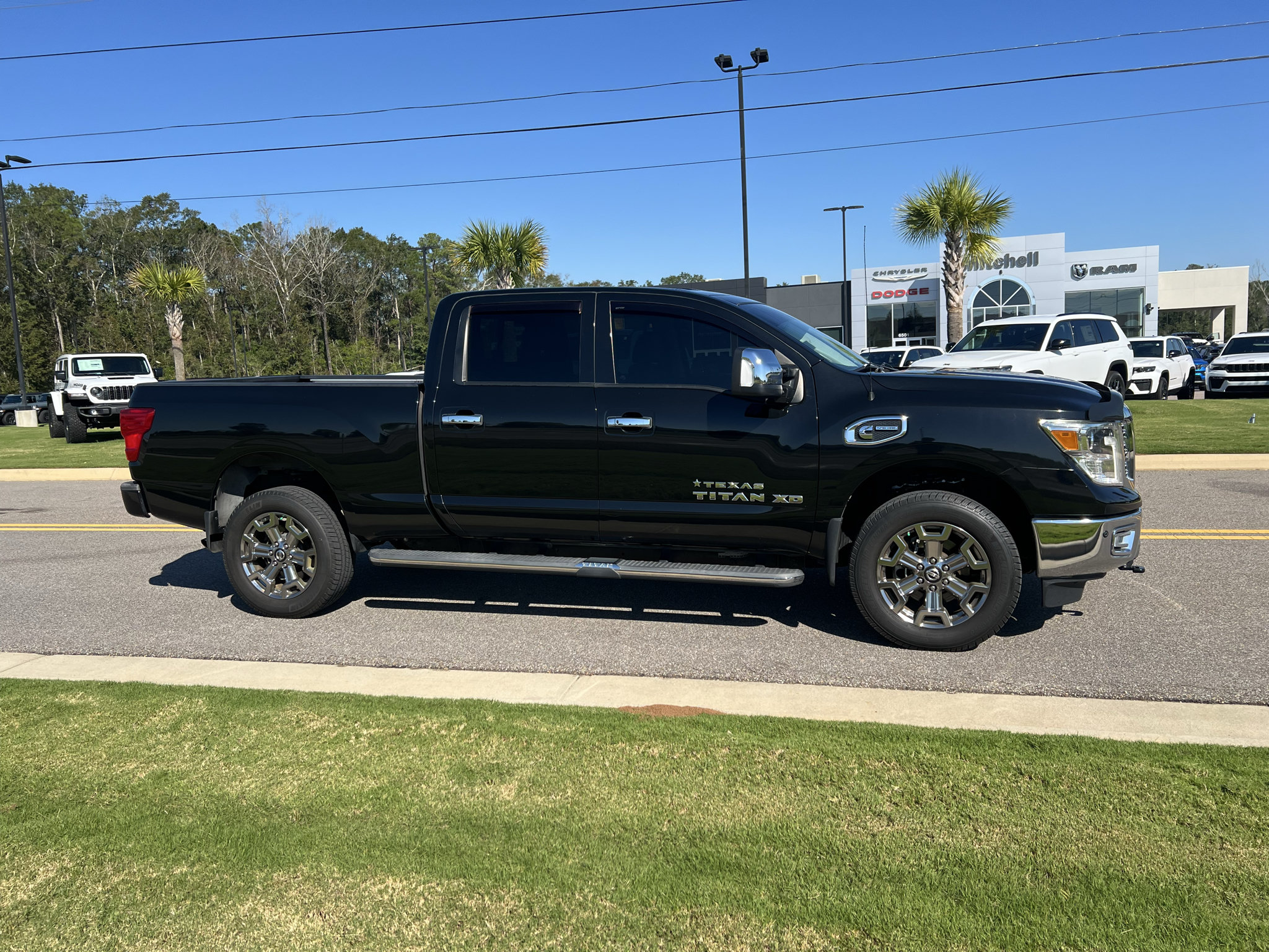 Used 2019 Nissan Titan SL w/ Chrome Package AWD/4WD image 3