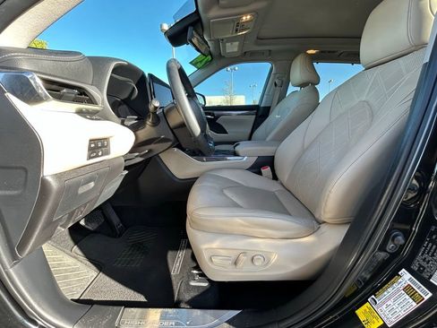 Used 2024 Toyota Highlander Platinum FWD image 12