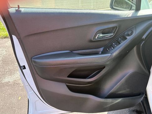 Used 2017 Chevrolet Trax LT w/ LT Convenience Package AWD/4WD image 20