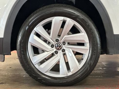 Certified 2022 Volkswagen Atlas Cross Sport SE image 34