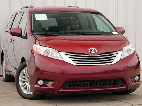 Used 2016 Toyota Sienna XLE image 2