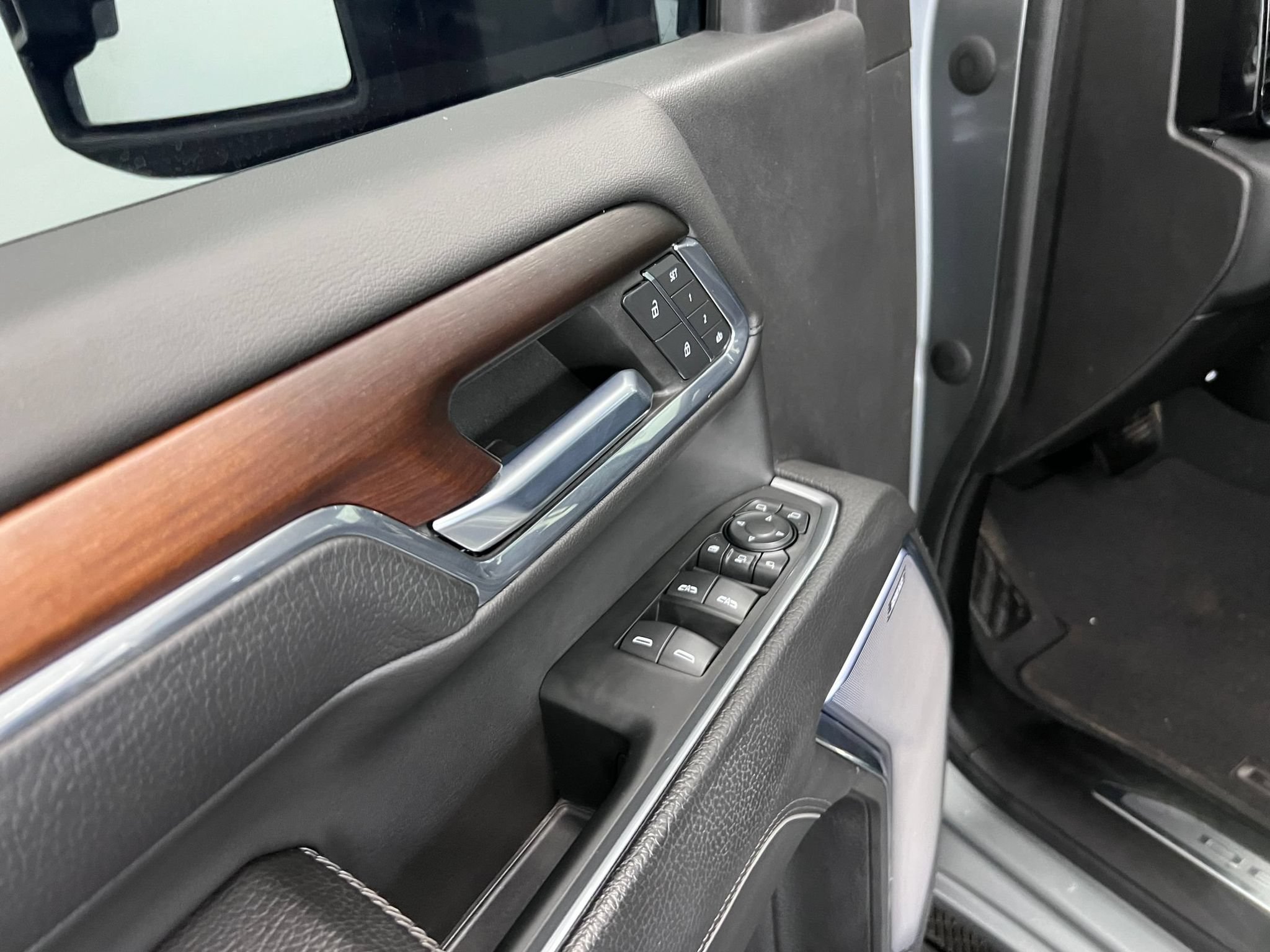 Used 2024 GMC Sierra 3500 Denali AWD/4WD image 12