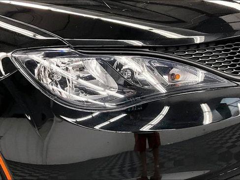 Used 2023 Chrysler Voyager LX FWD image 33
