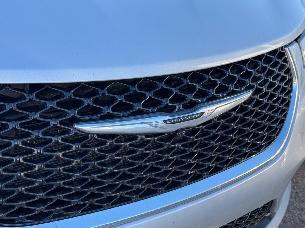 Used 2023 Chrysler Pacifica Touring-L FWD image 4