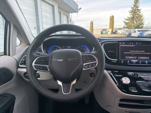 Used 2024 Chrysler Pacifica Touring-L image 21