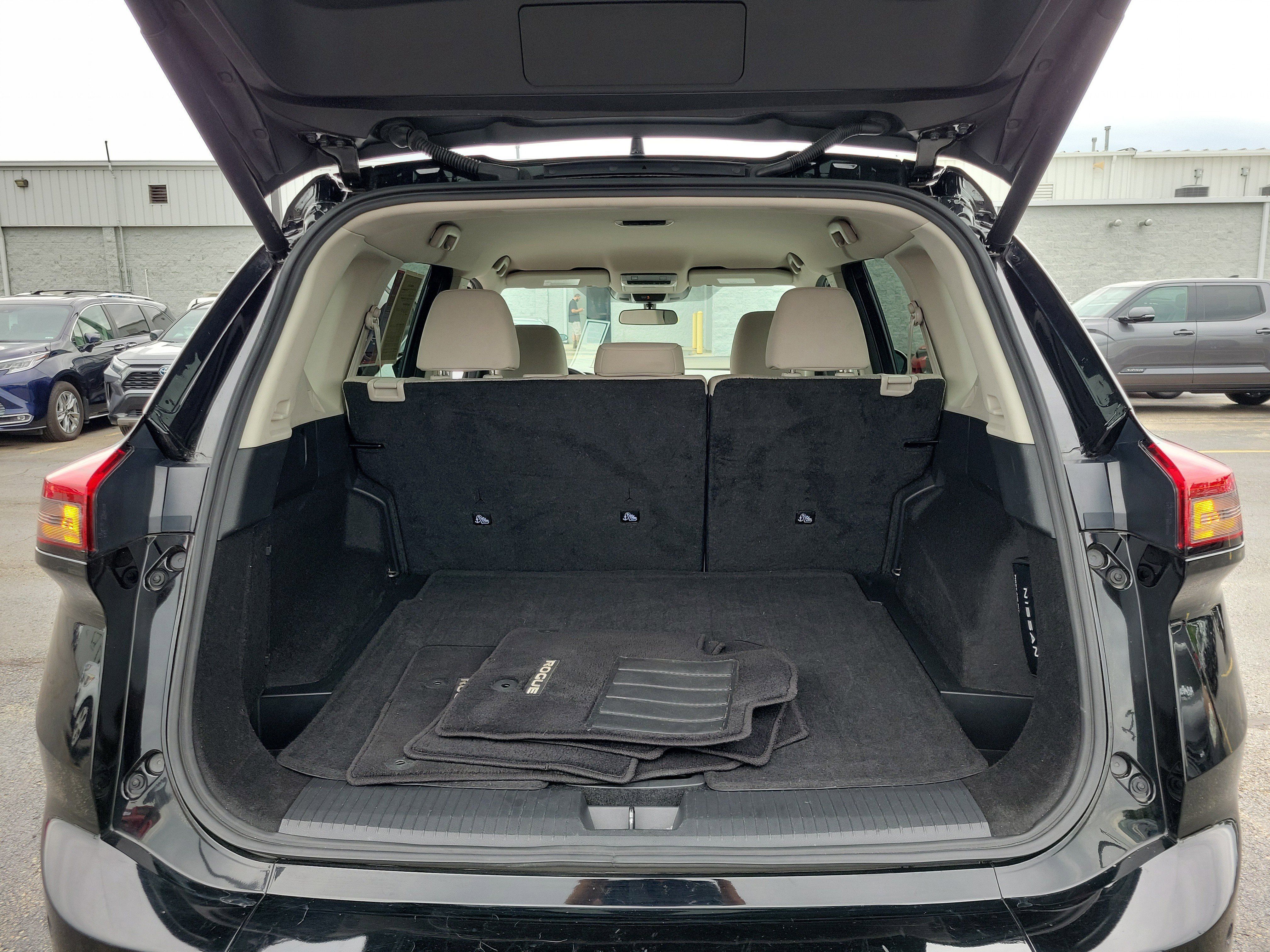 Used 2025 Nissan Rogue SV FWD image 8