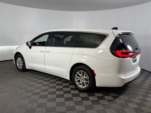 Used 2025 Chrysler Pacifica Select FWD image 9