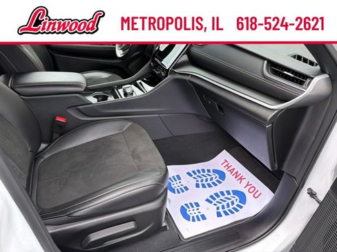 Used 2025 Jeep Grand Cherokee Altitude AWD/4WD image 8