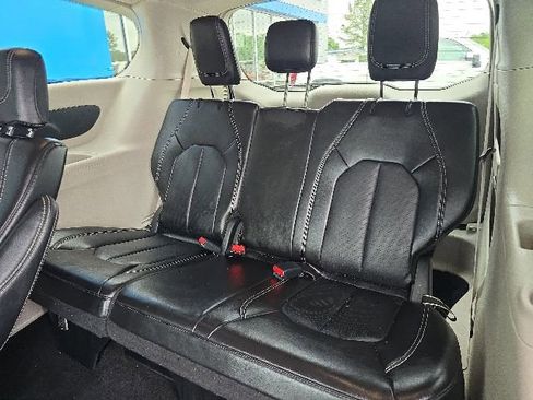 Used 2024 Chrysler Pacifica Touring-L FWD image 35