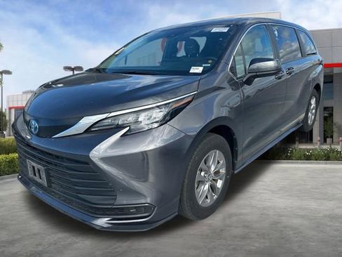 Used 2025 Toyota Sienna LE FWD image 3