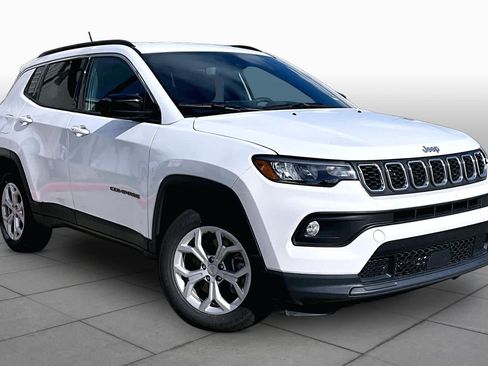 Used 2024 Jeep Compass Latitude AWD/4WD image 3