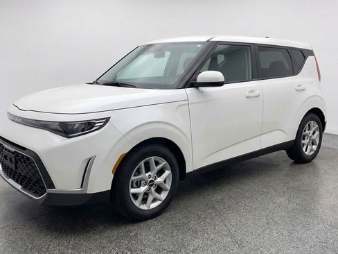 Used 2025 Kia Soul LX w/ LX Technology Package FWD image 2