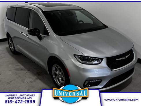 Used 2024 Chrysler Pacifica Limited FWD image 1