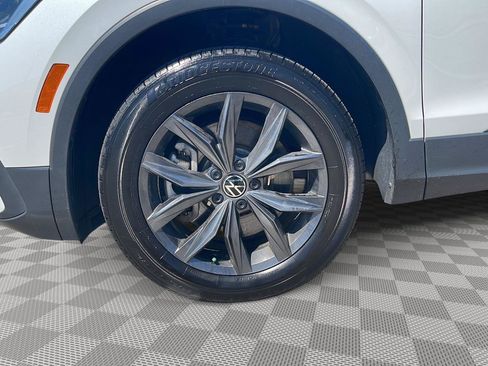 Used 2023 Volkswagen Tiguan SE w/ Panoramic Sunroof Package FWD image 9