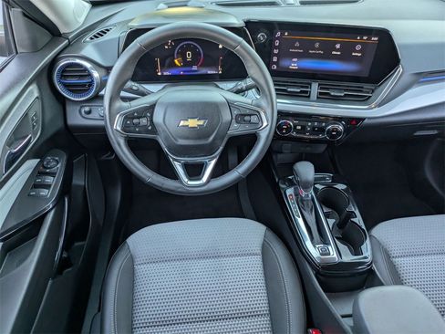 Used 2025 Chevrolet Trax LT w/ LT Convenience Package image 24