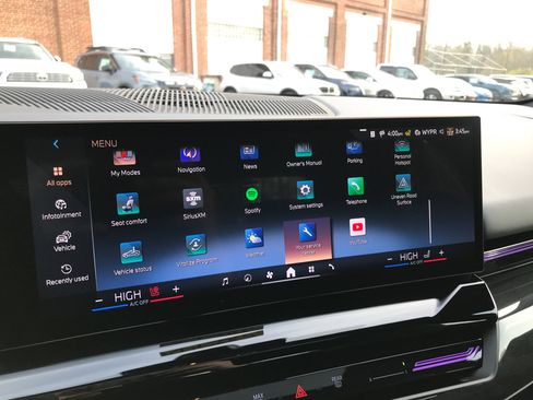 Used 2024 BMW 530i xDrive w/ Premium Package image 24