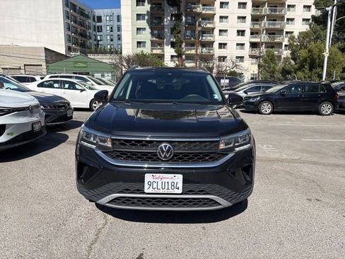 Certified 2022 Volkswagen Taos SE image 2