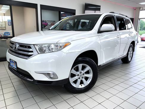 Used 2013 Toyota Highlander Plus FWD image 2