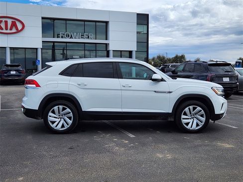 Used 2021 Volkswagen Atlas Cross Sport SE image 2
