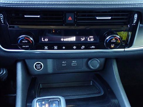 Used 2022 Nissan Rogue SV AWD/4WD image 19