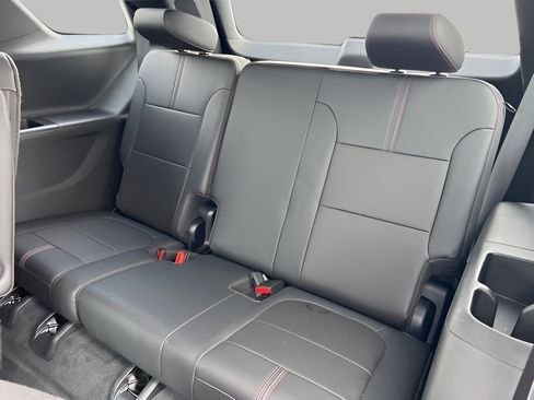 Used 2023 Chevrolet Traverse RS image 31