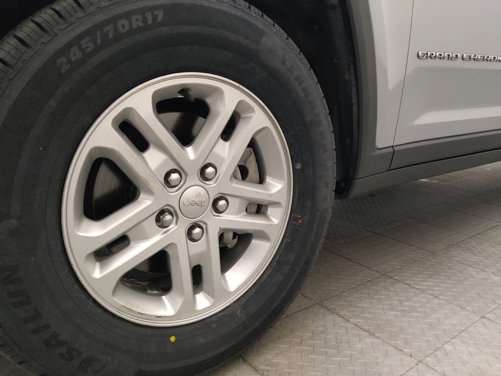 Used 2023 Jeep Grand Cherokee Laredo AWD/4WD image 31