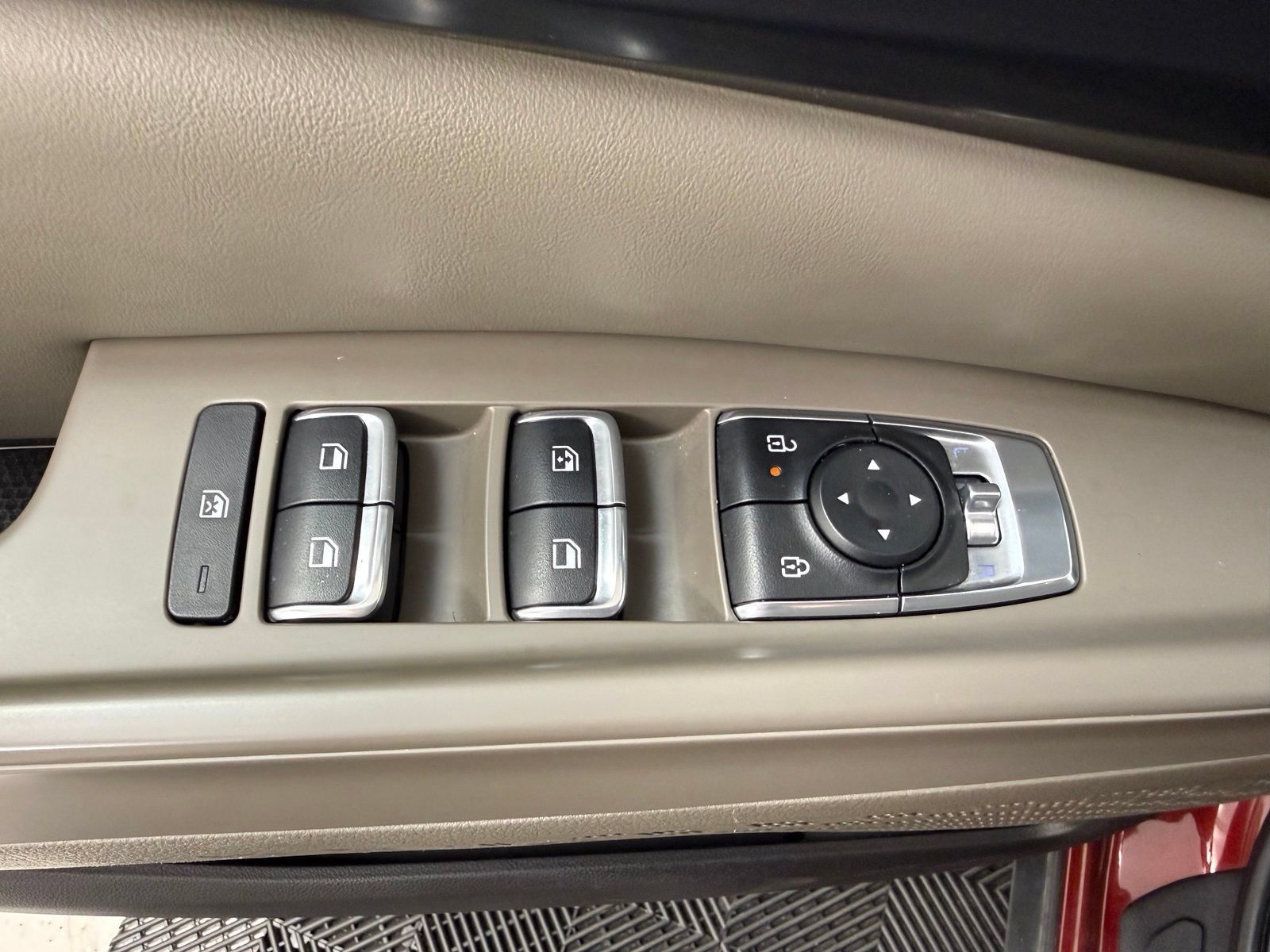 Used 2025 Kia Carnival FWD image 11