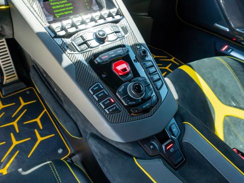 Used 2020 Lamborghini Aventador SVJ AWD/4WD image 18