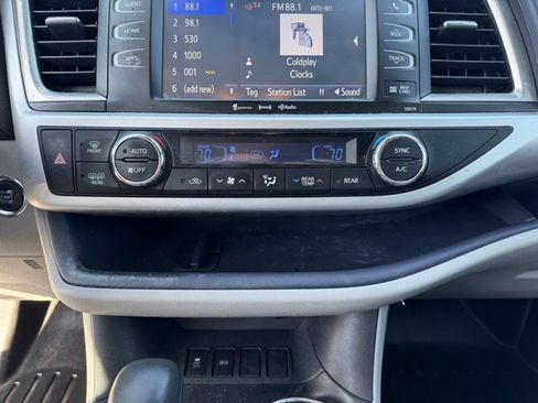 Used 2018 Toyota Highlander XLE image 18