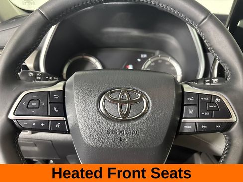 Used 2025 Toyota Highlander XLE AWD/4WD image 16