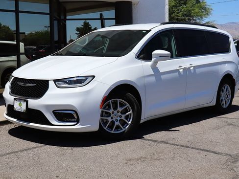 Used 2022 Chrysler Pacifica Touring-L FWD image 2