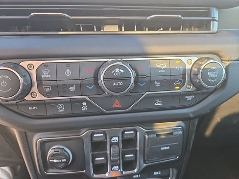 Used 2025 Jeep Gladiator Mojave w/ Convenience Group AWD/4WD image 16