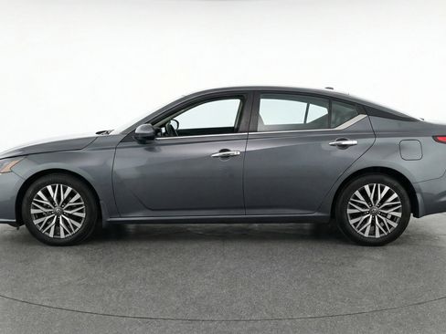 Used 2025 Nissan Altima 2.5 SV FWD image 5
