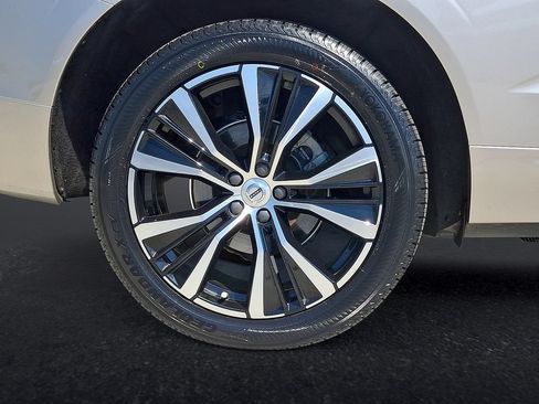 Certified 2024 Volvo XC60 B5 Ultimate w/ Protection Package Premier AWD/4WD image 33
