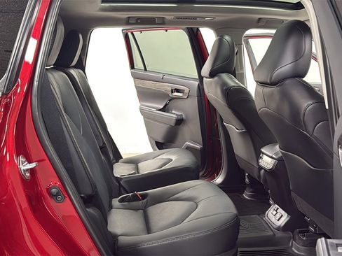Certified 2025 Toyota Highlander Platinum image 18
