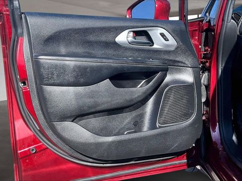 Used 2021 Chrysler Pacifica Touring-L w/ Uconnect Theater Family Group image 18