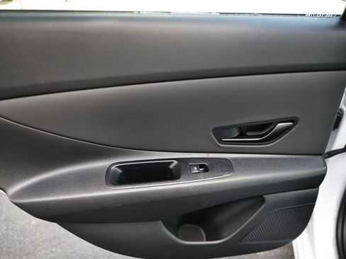 Used 2025 Hyundai Elantra Limited FWD image 17