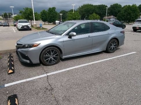 Used 2024 Toyota Camry SE w/ Convenience Package FWD image 3