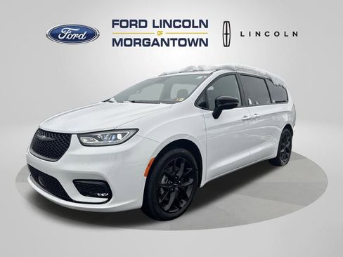 Used 2024 Chrysler Pacifica Limited w/ S Appearance Package image 2