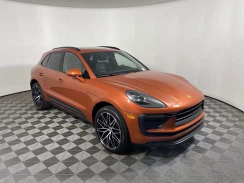 Certified 2022 Porsche Macan AWD/4WD image 9