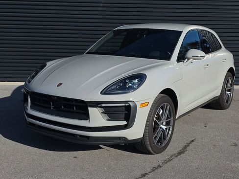 Certified 2022 Porsche Macan Base image 1