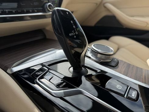 Used 2022 BMW 530i xDrive w/ Premium Package image 18