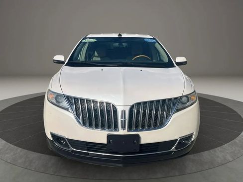Used 2013 Lincoln MKX FWD image 2